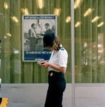 846391 Afbeelding van een vrouwelijke politieagent te Utrecht.